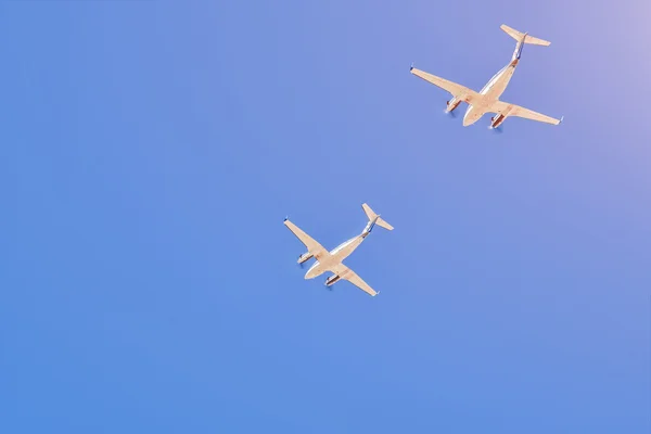 Duas pequenas aeronaves voando em um céu azul — Fotografia de Stock