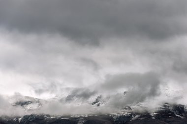 Kış günü, yüksek dağlar üzerinde alçak bulutlar