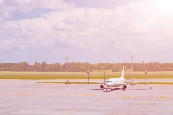 Avião de passageiros está pousando na pista do aeroporto — Fotografia de Stock