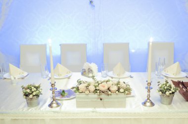 Düğün yemeği için masa hazır.