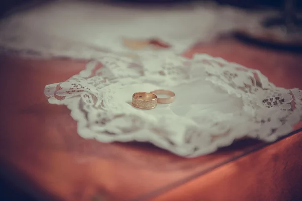 Dois anéis de casamento dourados lisos no salver de cobre — Fotografia de Stock