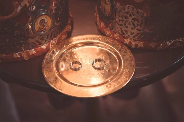 Dos anillos de boda de oro liso en el salver de cobre —  Fotos de Stock