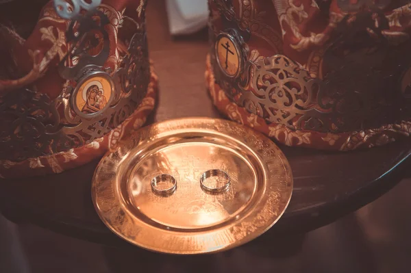 Dos anillos de boda de oro liso en el salver de cobre —  Fotos de Stock