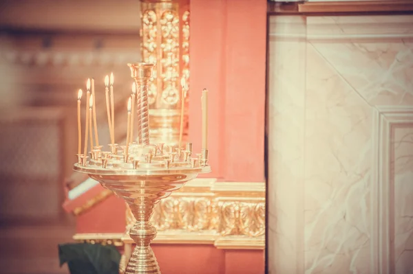 Kerzen brennen in Kirche — Stockfoto