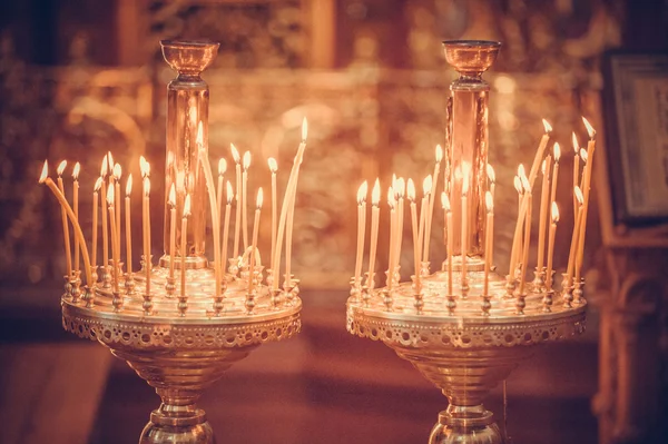 Velas encendidas en la iglesia —  Fotos de Stock