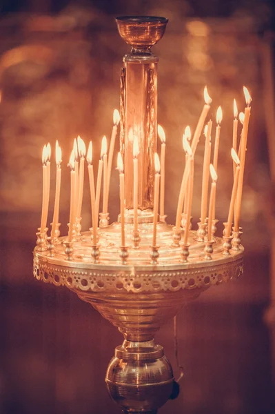 在教堂里烧成的蜡烛 — 图库照片