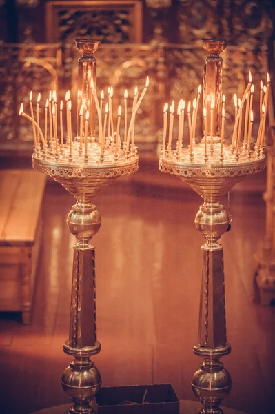 Kerzen brennen in Kirche — Stockfoto