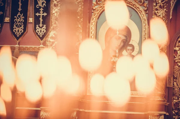 Κεριά ψήσιμο στην εκκλησία — Φωτογραφία Αρχείου