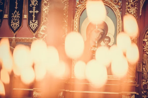 Velas encendidas en la iglesia —  Fotos de Stock