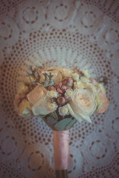 Decoración nupcial clásica y elegante. primer plano del ramo de la boda — Foto de Stock