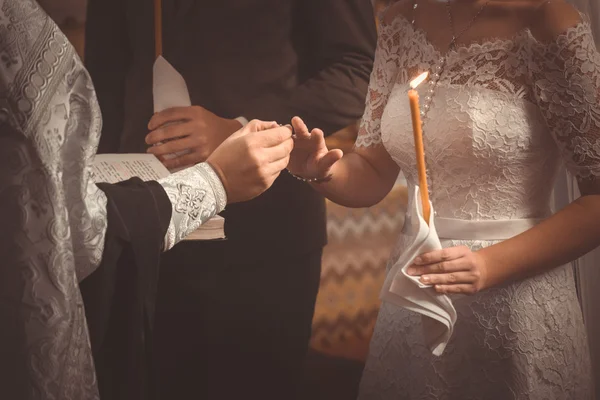 Lo scambio di fedi durante un matrimonio ortodosso — Foto Stock