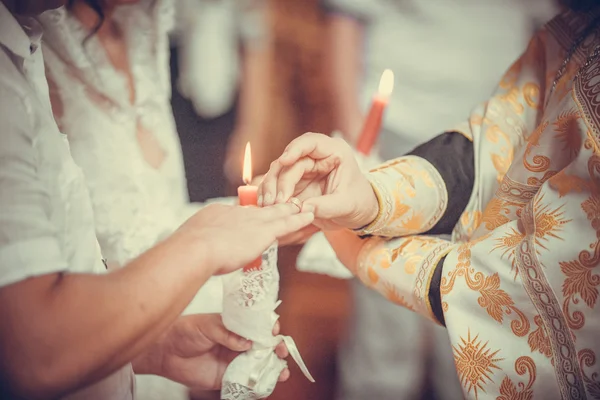 Výměna prstenů během ortodoxní svatba — Stock fotografie