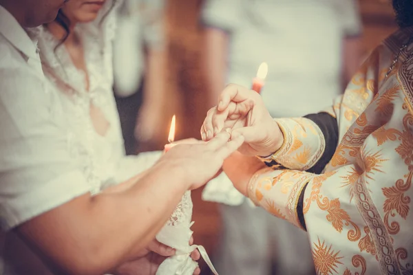 Der Tausch von Ringen während einer orthodoxen Hochzeit — Stockfoto