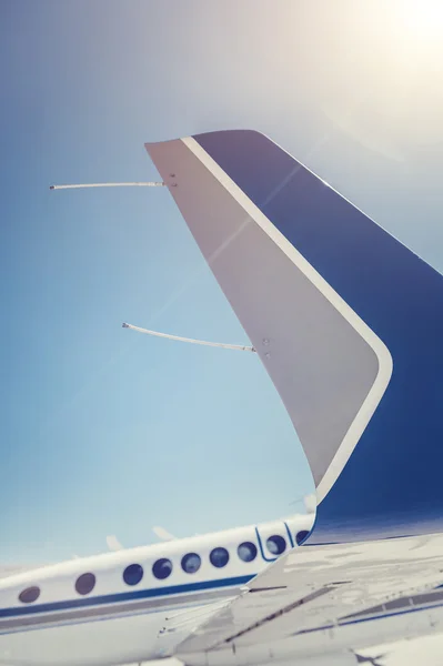 Plane in the air, wing of aeroplane over sky background — Stock Photo, Image