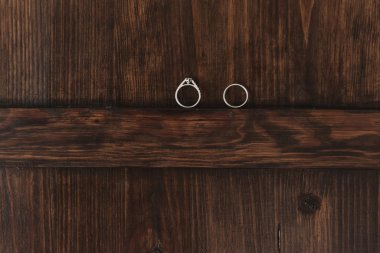 Ahşap bir arka planda alyanslar