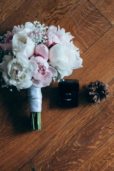 Ramo de novia y anillos de boda — Foto de Stock