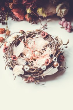 Yuva tarz yastık üzerinde nişan yüzük