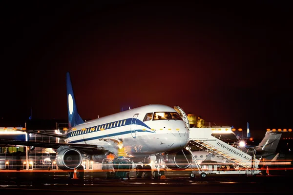 Uçak terminal demirledi