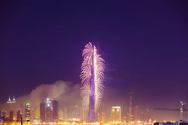 Burj Khalifa nyår fyrverkerier. Brand på adress Hotel den 1 januari i Dubai. — Stockfoto