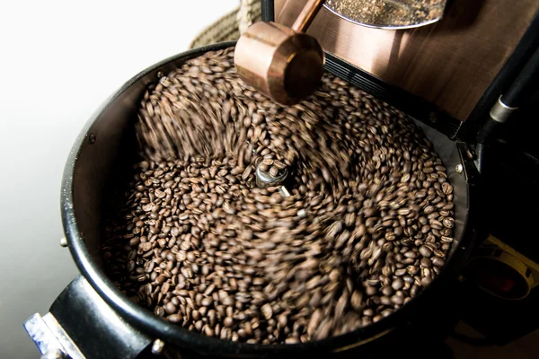 Frisch geröstete Kaffeebohnen in einer professionellen Spinnmaschine. — Stockfoto