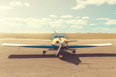 pervaneli uçak havaalanında otopark