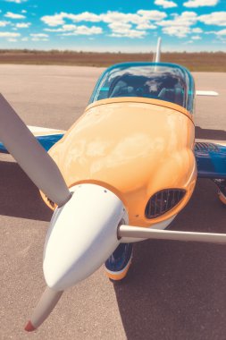 pervaneli uçak havaalanında otopark