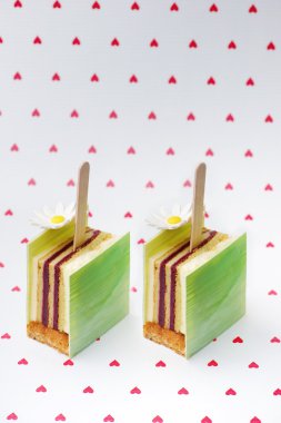 Kalpleri arka plan üzerinde renkli kek