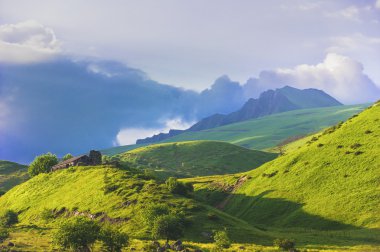 Ahşap evle kaplı dağ manzarası