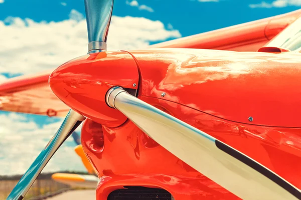 Propeller von einem roten Flugzeug am Flughafen — Stockfoto