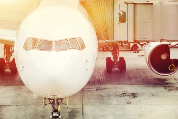 Avião pronto para embarque em um hub do aeroporto . — Fotografia de Stock