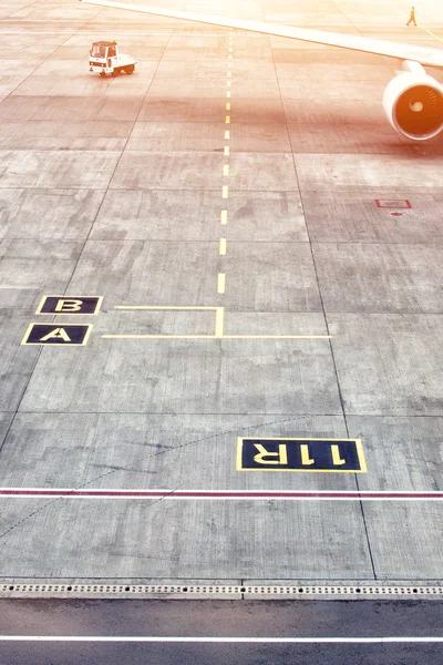 Marcature di parcheggio aereo con linea di taxi gialla sul campo d'aviazione — Foto Stock