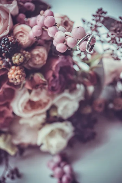 Anillos de boda en un ramo de flores de colores — Foto de Stock