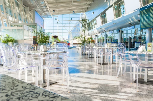 Kafe ile terminal havaalanı bekleme salonunda