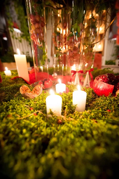 Brennende Kerzen und Blumenschmuck — Stockfoto