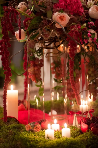 Brennende Kerzen und Blumenschmuck — Stockfoto