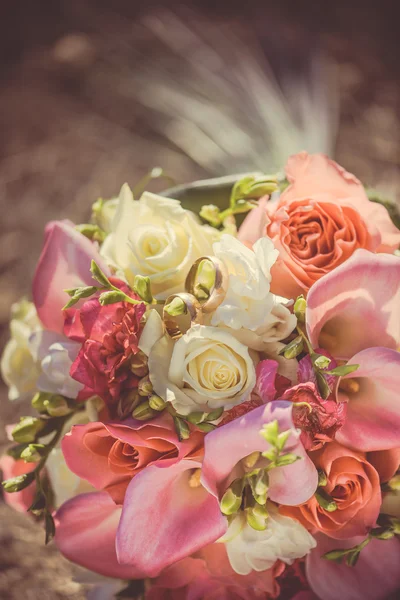 Ramo nupcial con flores rojas y borgoña — Foto de Stock