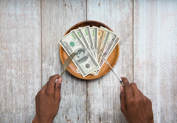 Geldscheine vom Teller essen — Stockfoto