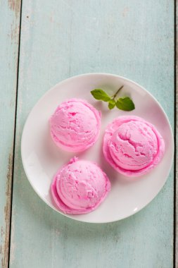 Çilekli dondurma plaka üzerinde