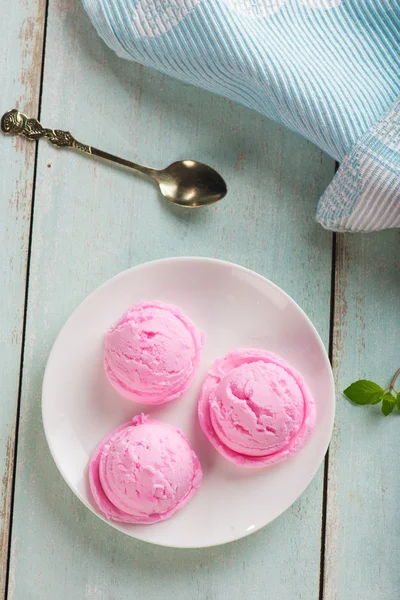 Strawberry ice cream on plate — Stock Photo, Image
