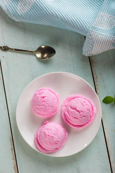 Strawberry ice cream on plate — Stock Photo, Image