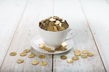Altın sikke ile kahve fincanı