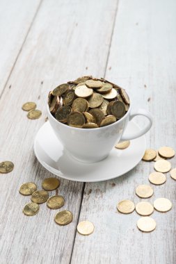 Altın sikke ile kahve fincanı
