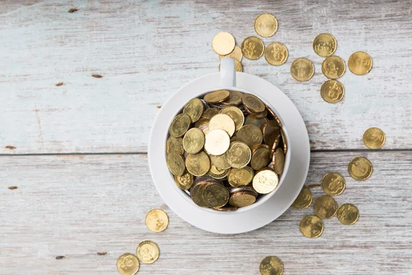 Copo de café com moedas de ouro — Fotografia de Stock