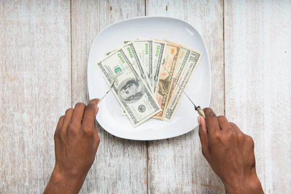 Geldscheine vom Teller essen — Stockfoto