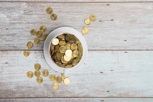 Taza de café con monedas de oro —  Fotos de Stock