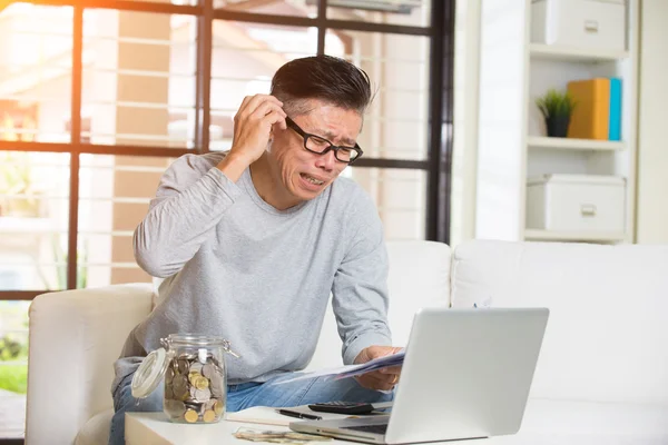 Asiatischer Mann bezahlt Rechnungen online — Stockfoto