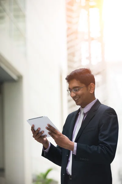 Indiase zakenman met behulp van Tablet PC — Stockfoto