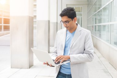 dizüstü bilgisayar ile Hint erkek