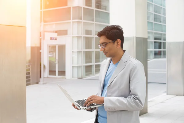 Indiase man met laptop — Stockfoto