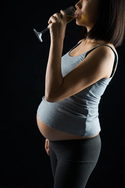 Mère enceinte buvant de l'alcool — Photo